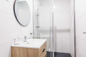 Een douche, een haardroger, handdoeken