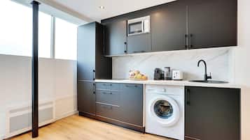 Refrigerador, microondas, horno y parrilla de estufa