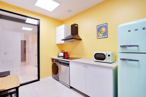 Geladeira, micro-ondas, fogão, cooktop