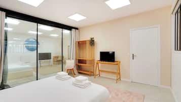 2 habitaciones, tabla de planchar con plancha, internet y ropa de cama
