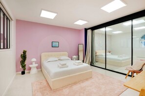 2 habitaciones, escritorio, tabla de planchar con plancha y wifi gratis 