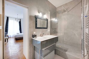 Shower, hair dryer, towels, shampoo