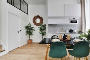 Een koelkast, een magnetron, een oven, een kookplaat
