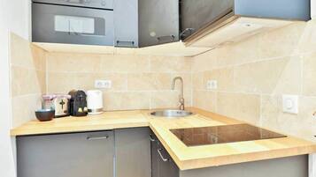 Een koelkast, een microgolfoven, een kookplaat