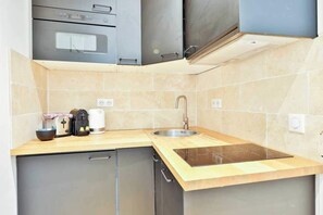 Kühlschrank, Mikrowelle, Herdplatte, Wasserkocher mit Kaffee-/Teezubehör