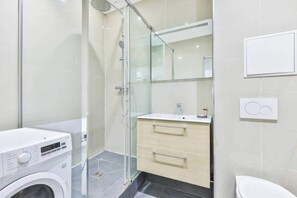 Shower, hair dryer, towels