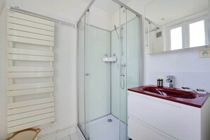 Shower, hair dryer, towels, shampoo - Cosy apartment - 1BR/2P - Near Champs-de-Mars (Paris)