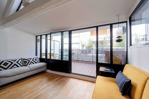 Una Smart TV, una oficina