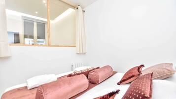 1 chambre, bureau, fer et planche à repasser, lit parapluie