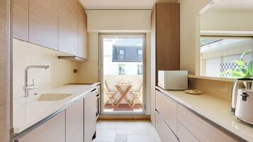 Réfrigérateur, micro-ondes, four, plaque de cuisson