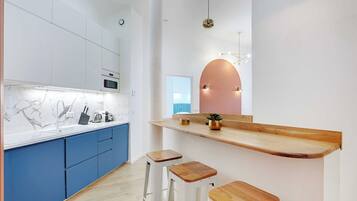 Een koelkast, een microgolfoven, een kookplaat