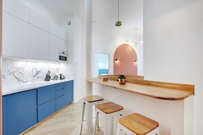 Réfrigérateur, micro-ondes, plaque de cuisson, cafetière/bouilloire