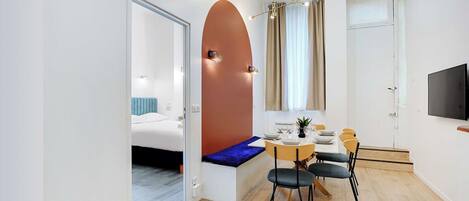 2 bedrooms, desk, iron/ironing board, WiFi