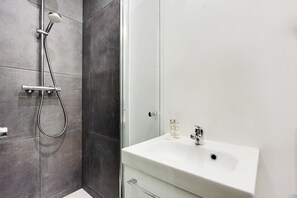 Douche, sèche-cheveux, serviettes fournies