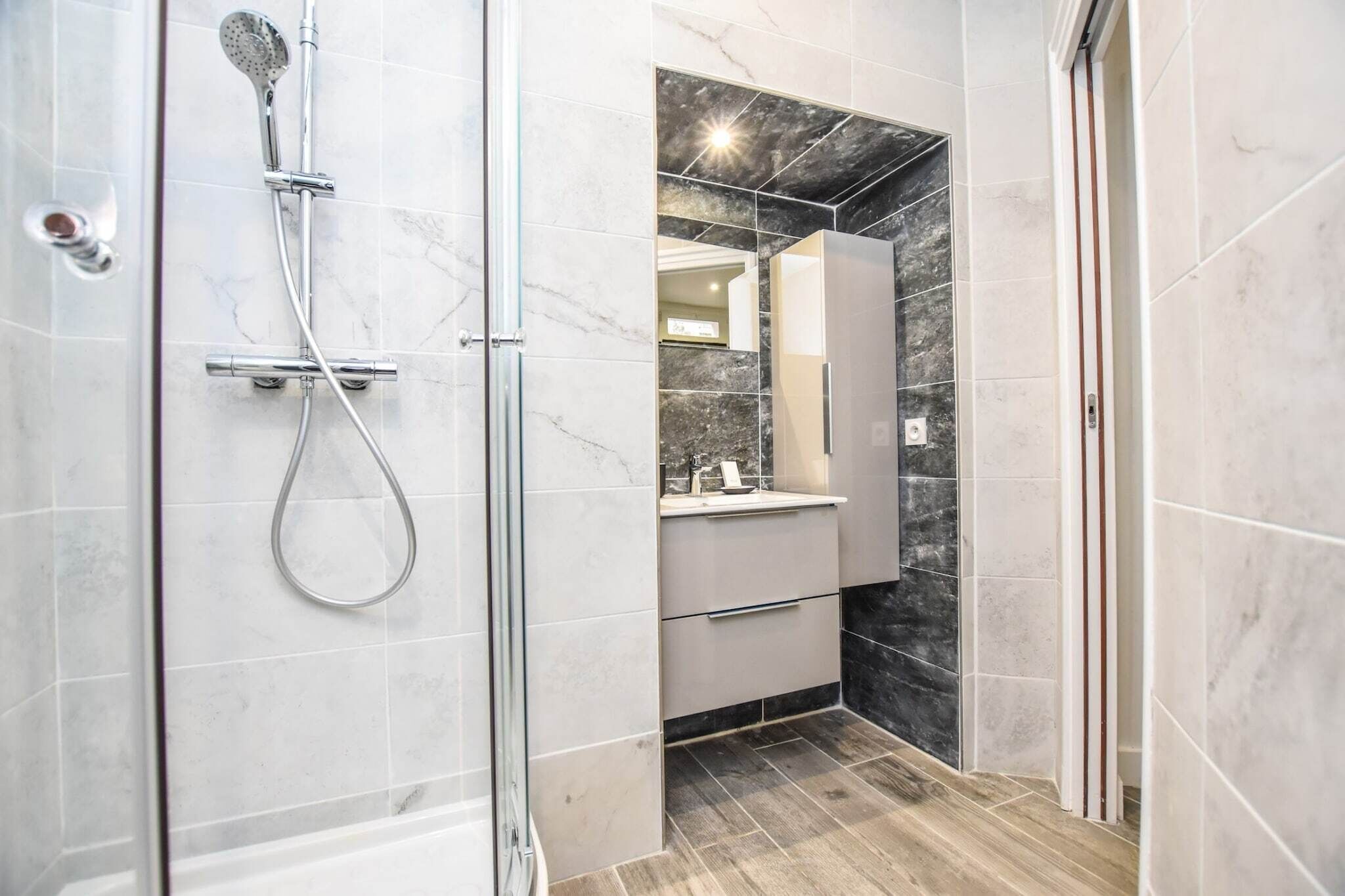 Een douche, een haardroger, handdoeken