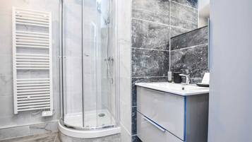 Shower, hair dryer, towels