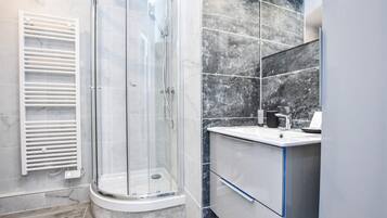 Douche, sĂšche-cheveux, serviettes fournies