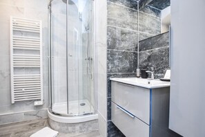 Douche, sèche-cheveux, serviettes fournies