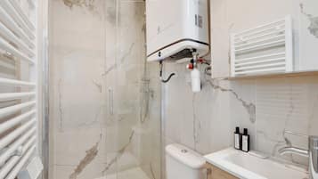 Suihku, hiustenkuivaaja, pyyhkeet