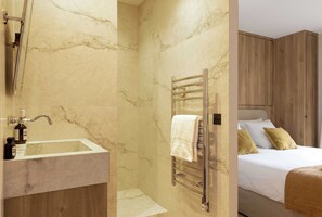 Dusche, Haartrockner, Handtücher