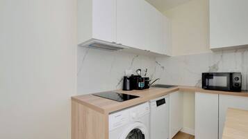 Jääkaappi, mikroaaltouuni, liesi, astianpesukone