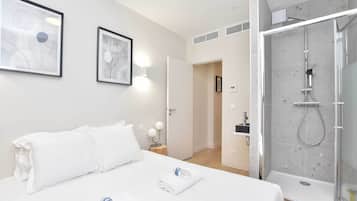 2 slaapkamers, een bureau, een strijkplank/strijkijzer, reisbedje