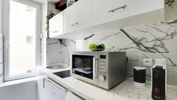 Réfrigérateur, micro-ondes, plaque de cuisson, cafetière/bouilloire