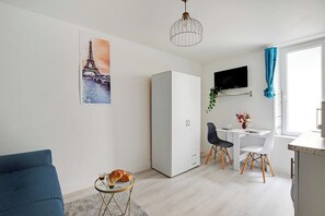 Smart TV, offices - Cozy Studio in the heart of the Marais (Paris)