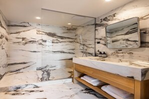 Dusche, Haartrockner, Handtücher