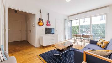 Een smart-tv en een kantoor