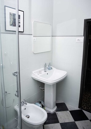 Doccia, asciugacapelli, asciugamani, sapone