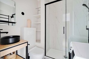 Douche, séchoir à cheveux, serviettes fournies, shampooing