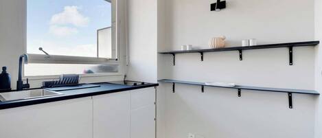 Refrigerador, microondas, parrilla de estufa y cafetera y tetera