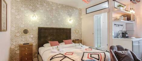 مكتب ومكواة/لوح كي وواي فاي مجانًا وملاءات أسرّة