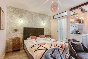 Desk, iron/ironing board, free WiFi, bed sheets - Lovely appartement- 4P- Montorgueil/ Nazareth (Paris)