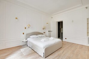 4 slaapkamers, een bureau, een strijkplank/strijkijzer, reisbedje