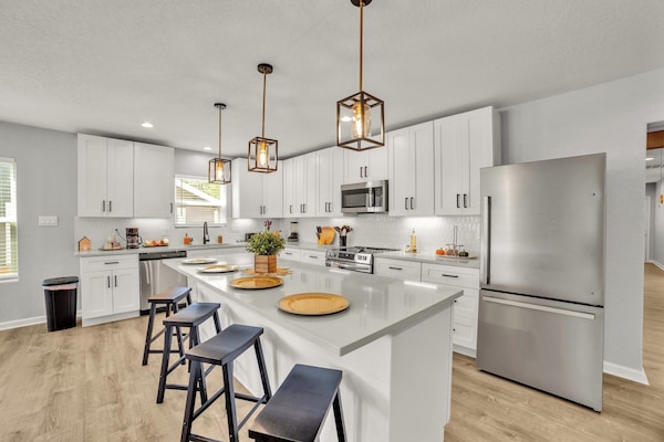 House (4 Bedrooms) | Private kitchen | Microwave, oven, stovetop, dishwasher