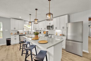 House (4 Bedrooms) | Private kitchen | Microwave, oven, stovetop, dishwasher - Spacious & Homey 4br/3ba W/amenities Near Downtown (San Antonio)