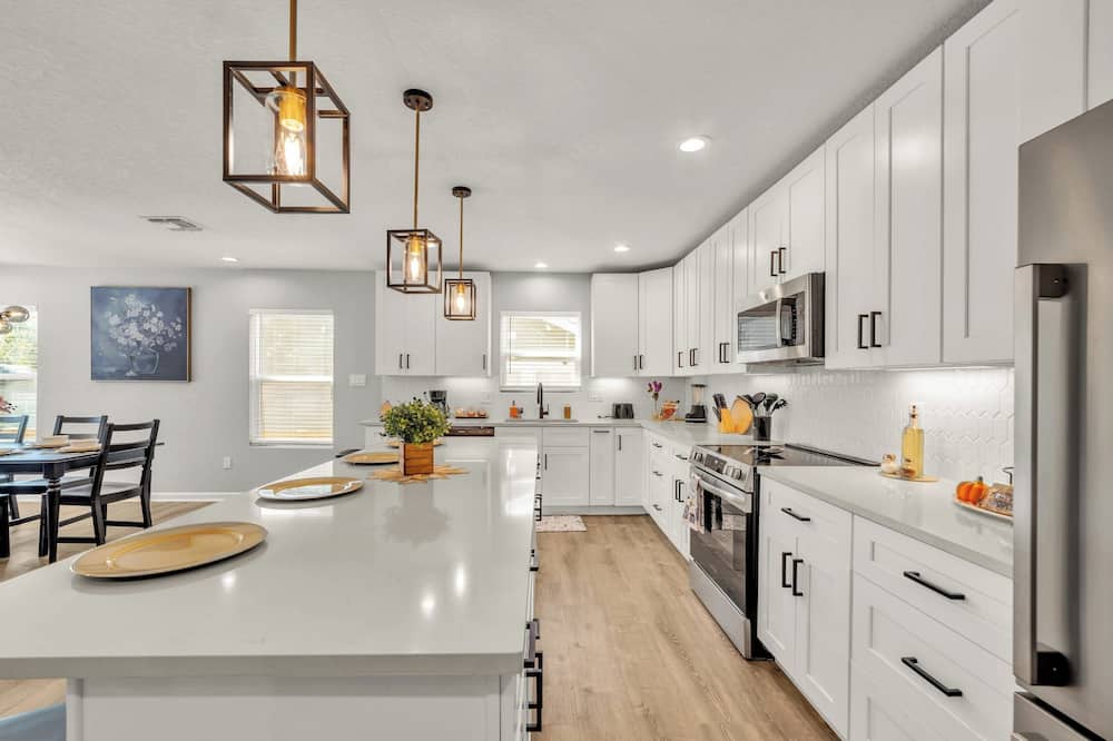 Spacious & Homey 4br/3ba W/amenities Near Downtown
