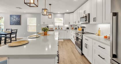 Spacious & Homey 4br/3ba W/amenities Near Downtown