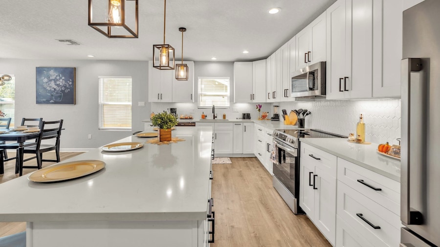 Spacious & Homey 4br/3ba W/amenities Near Downtown