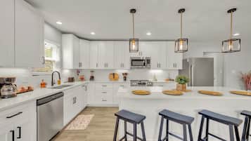 House (4 Bedrooms) | Private kitchen | Microwave, oven, stovetop, dishwasher