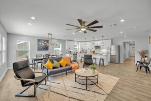Casa (4 Bedrooms) | Zona de estar | Televisión de 50 pulgadas con canales digitales