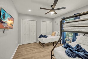 Casa (4 Bedrooms) | 4 dormitorios, tabla de planchar con plancha, ropa de cama