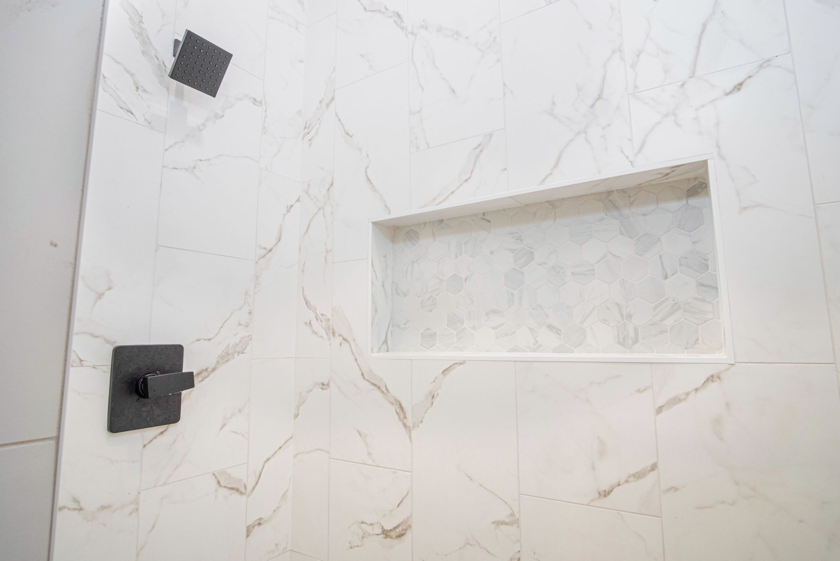Huis (4 Bedrooms) | Badkamer | Een bad/douchecombinatie, handdoeken, shampoo