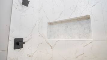 Huis (4 Bedrooms) | Badkamer | Een bad/douchecombinatie, handdoeken, shampoo