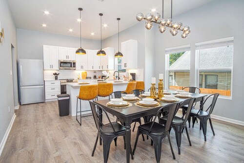 Inviting 4br/2ba Near Downtown & Riverwalk