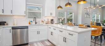 Inviting 4br/2ba Near Downtown & Riverwalk