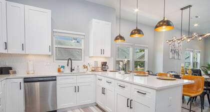 Inviting 4br/2ba Near Downtown & Riverwalk