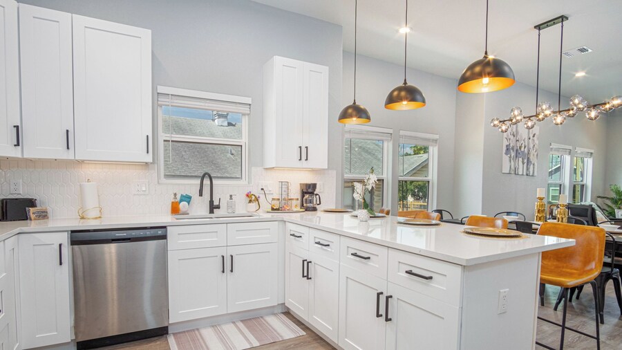 Inviting 4br/2ba Near Downtown & Riverwalk